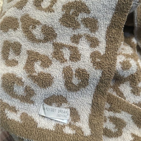BAREFOOT DREAMS IN THE WILD THROW BLANKET CAMEL-STONE LEOPARD PRINT
#1120256 - Picture 8 of 13